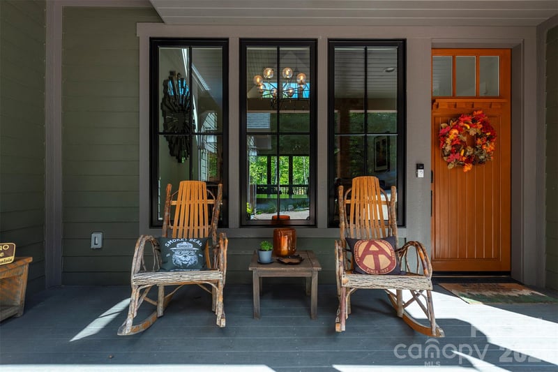 18 Old Lafayette Ln, Black Mountain, NC 28711
