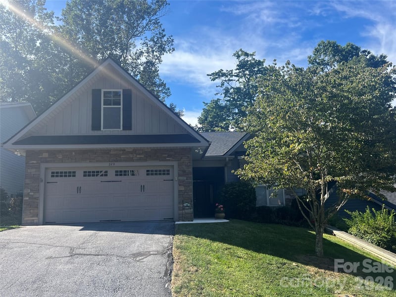 220 Waterside Dr, Hendersonville, NC 28791