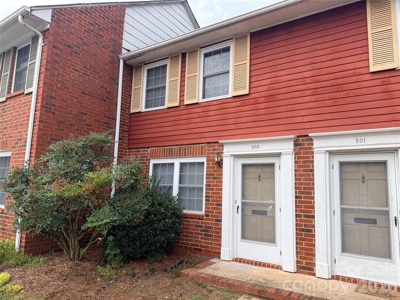 1300 Larchmont Pl #202, Salisbury, NC 28144