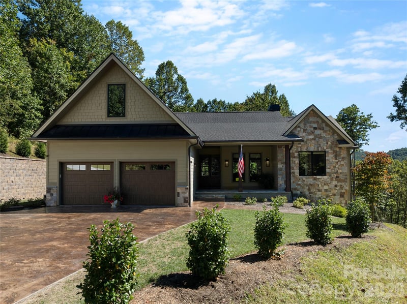 945 Somersby Pk, Hendersonville, NC 28739