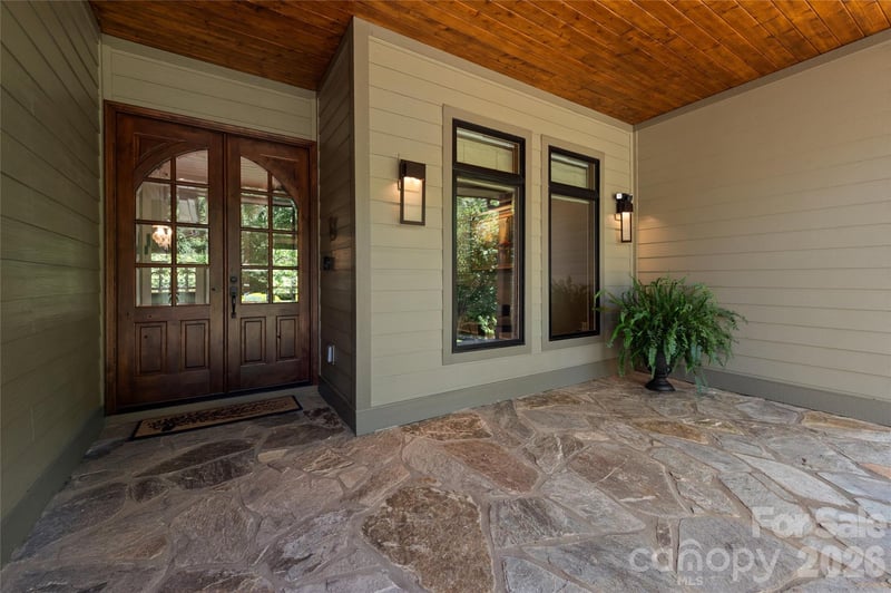945 Somersby Pk, Hendersonville, NC 28739