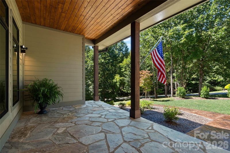 945 Somersby Pk, Hendersonville, NC 28739