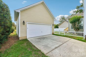 1001 Gainsborough Dr, Matthews, NC 28104