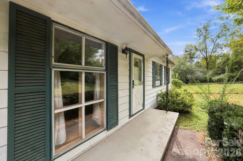 648 Crystal Dr, Hendersonville, NC 28791