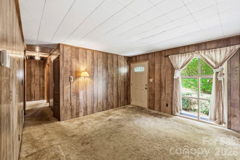 648 Crystal Dr, Hendersonville, NC 28791