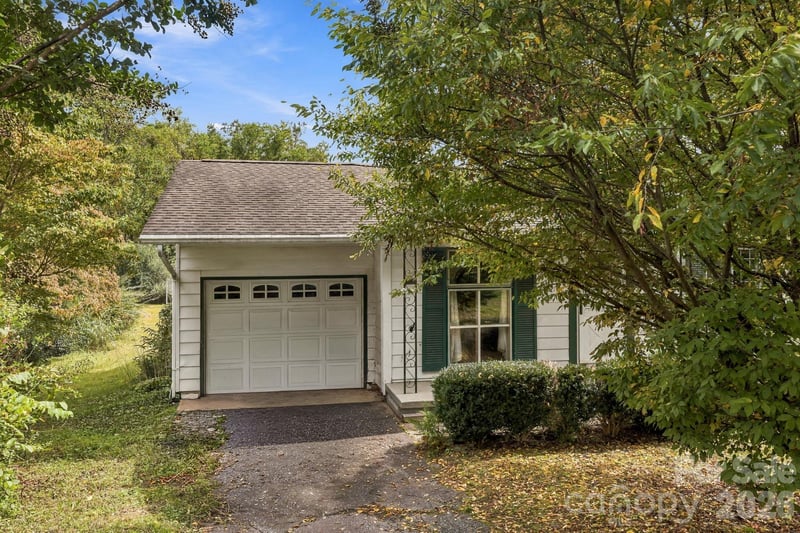 648 Crystal Dr, Hendersonville, NC 28791
