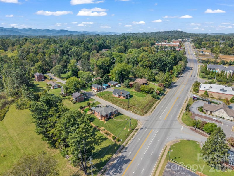 2 Roberts St, Fletcher, NC 28732