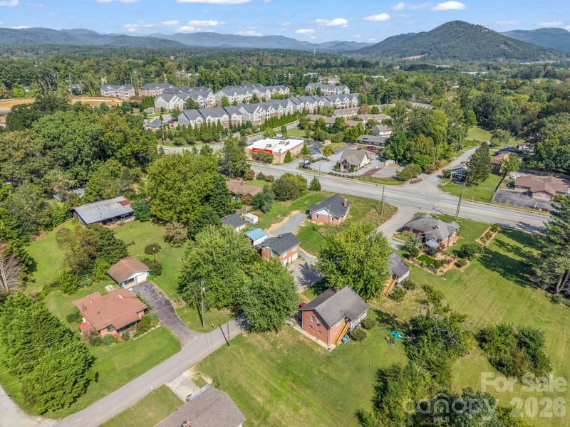 2 Roberts St, Fletcher, NC 28732
