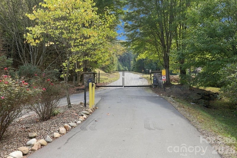 7 Spruce Tree Ct, Leicester, NC 28748