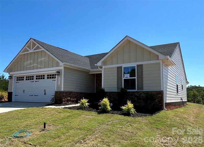 3255 Eller Dr, Hickory, NC 28602