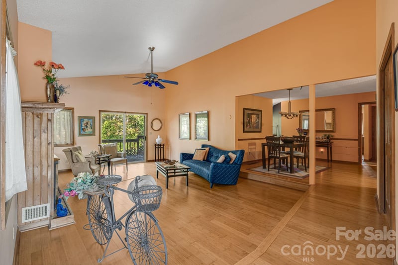 8 Zachary Ridge Rd, Asheville, NC 28804