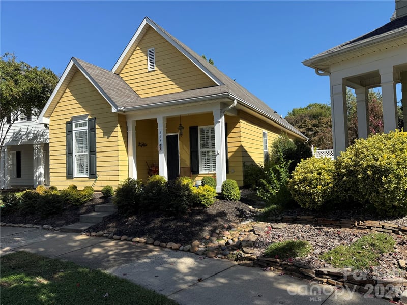 334 Center Dr, Davidson, NC 28036