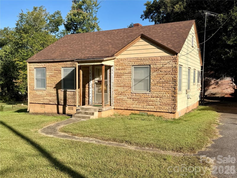 216 W 9th St, Newton, NC 28658