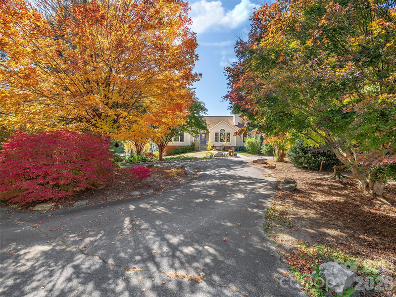 23 Old Applewood Ln, Hendersonville, NC 28739