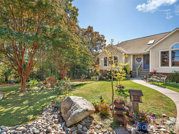 23 Old Applewood Ln, Hendersonville, NC 28739