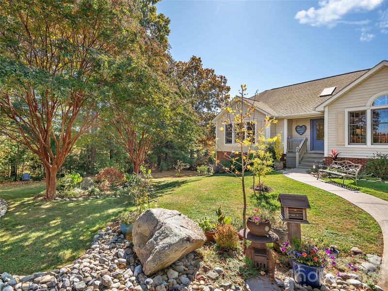 23 Old Applewood Ln, Hendersonville, NC 28739