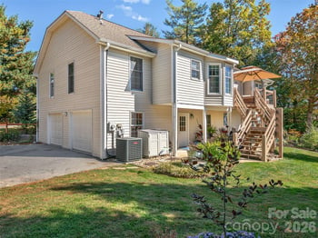 23 Old Applewood Ln, Hendersonville, NC 28739