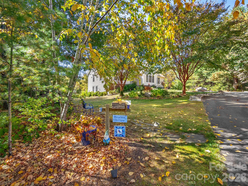 23 Old Applewood Ln, Hendersonville, NC 28739