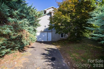 79 Pine Cone Dr, Asheville, NC 28805