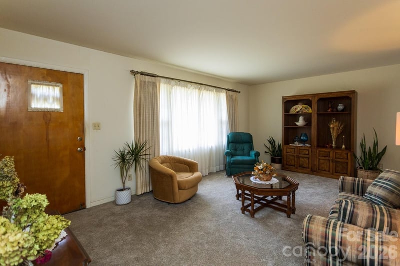 8 Governors Ct, Asheville, NC 28805