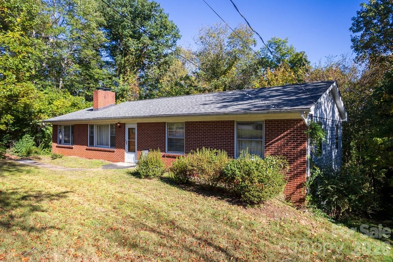 8 Governors Ct, Asheville, NC 28805