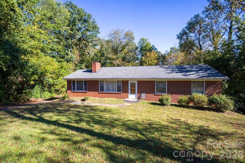 8 Governors Ct, Asheville, NC 28805