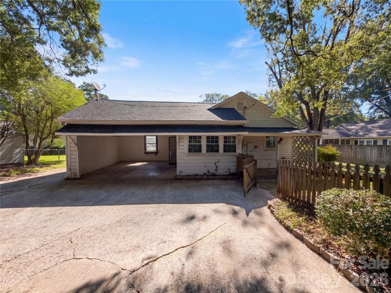 907 S South St, Gastonia, NC 28052