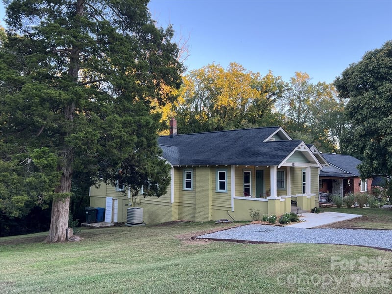 411 4th St SE, Hickory, NC 28602
