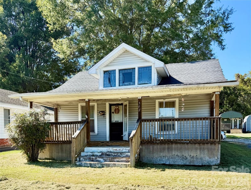 302 33rd St SW, Hickory, NC 28602