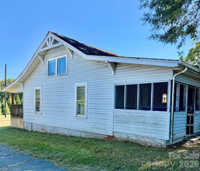 302 33rd St SW, Hickory, NC 28602
