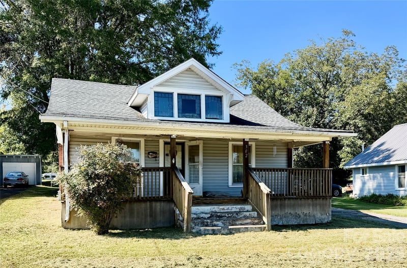 302 33rd St SW, Hickory, NC 28602