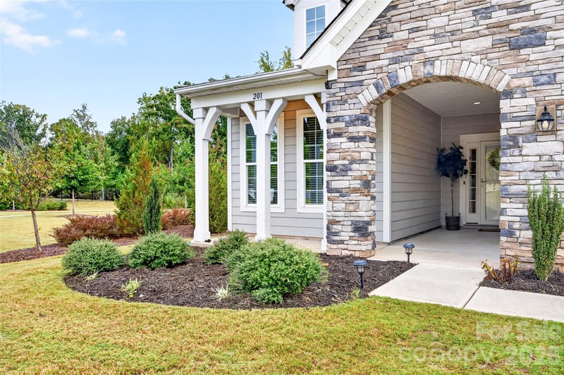 201 Picasso Ln, Mount Holly, NC 28120
