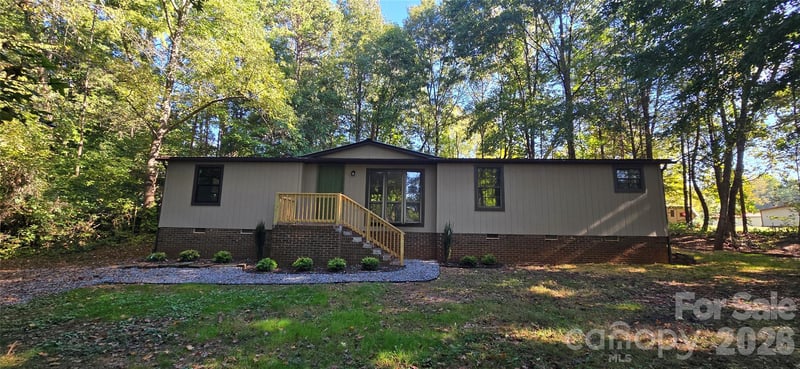 127 Louise Dr, Mooresville, NC 28115