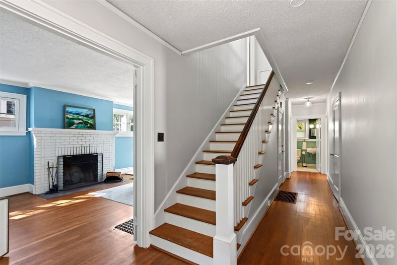 17 Darcy Ln, Asheville, NC 28804
