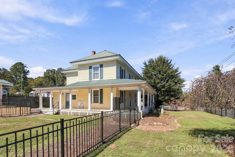444 S Broad St, Brevard, NC 28712