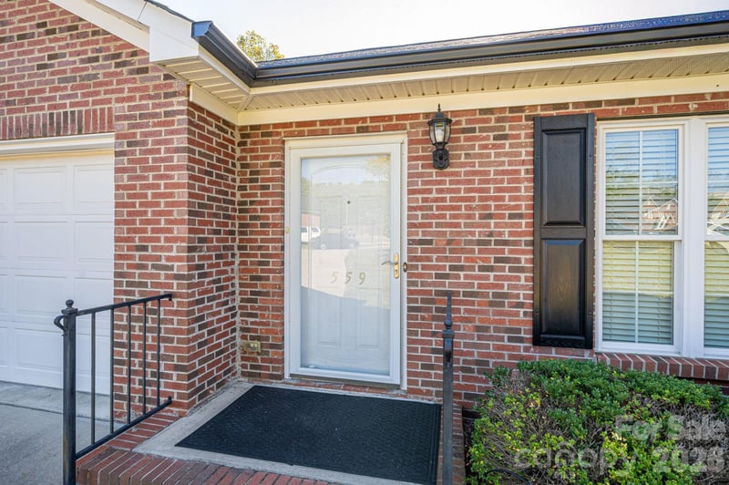 559 Queen Brogan Ct, Gastonia, NC 28054