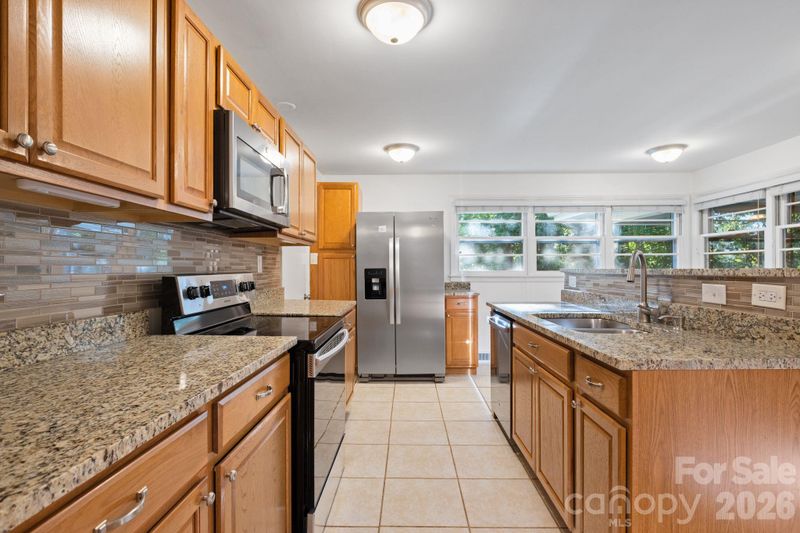 32 Oak Forest Dr, Asheville, NC 28803