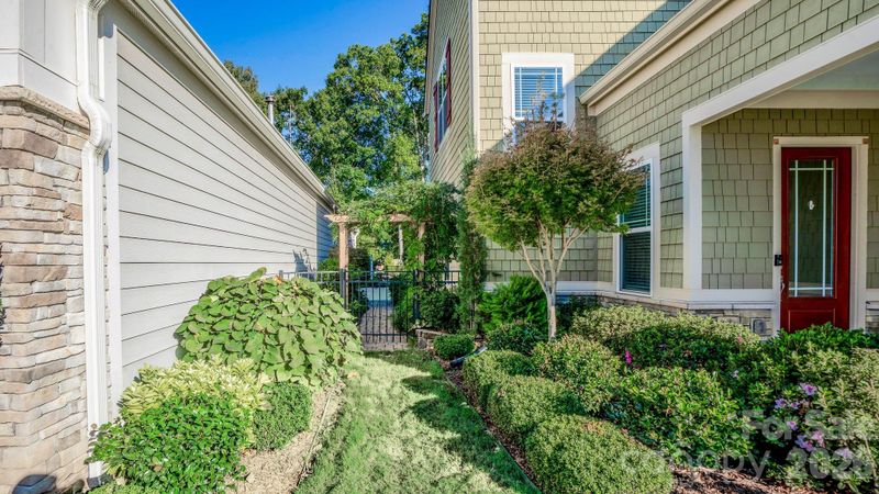 2050 Laney Pond Rd, Matthews, NC 28104