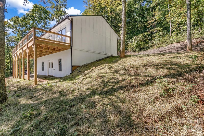 135 Bald Eagle Dr, Hendersonville, NC 28792