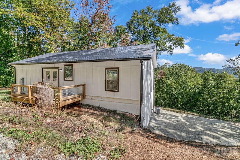 135 Bald Eagle Dr, Hendersonville, NC 28792