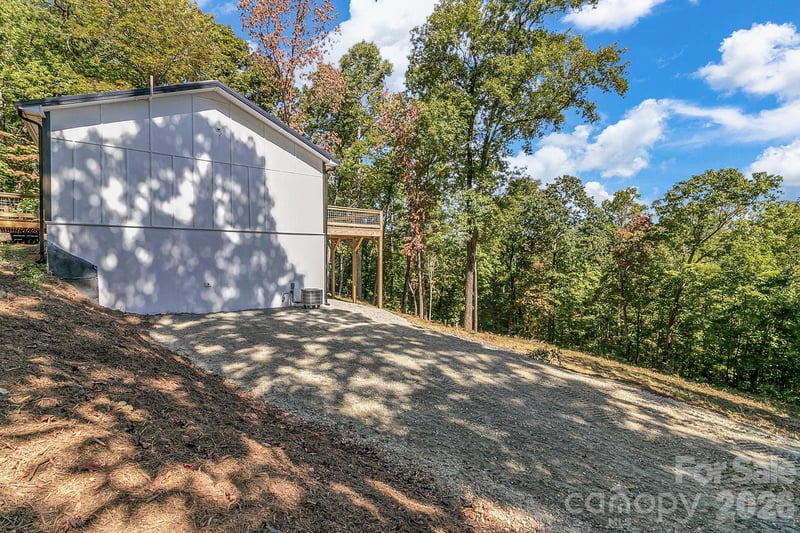 135 Bald Eagle Dr, Hendersonville, NC 28792