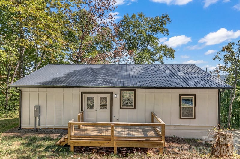 135 Bald Eagle Dr, Hendersonville, NC 28792