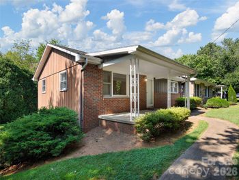 16 Ben Lippen Rd, Asheville, NC 28806
