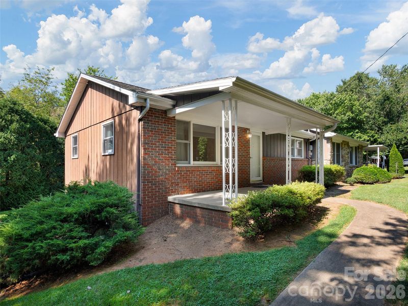 16 Ben Lippen Rd, Asheville, NC 28806