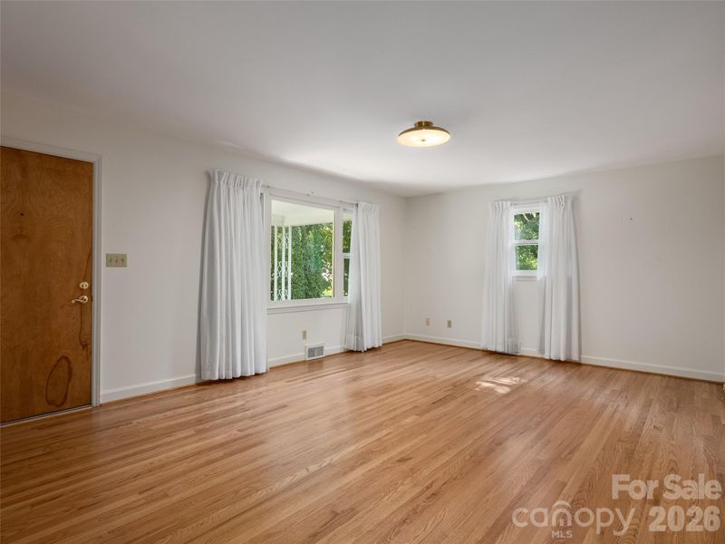 16 Ben Lippen Rd, Asheville, NC 28806