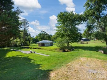 16 Ben Lippen Rd, Asheville, NC 28806