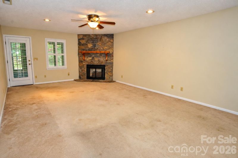542 Camrose Cir NE, Concord, NC 28025