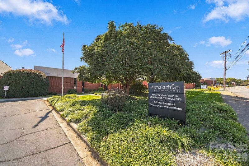 1990 Main Ave SE, Hickory, NC 28602