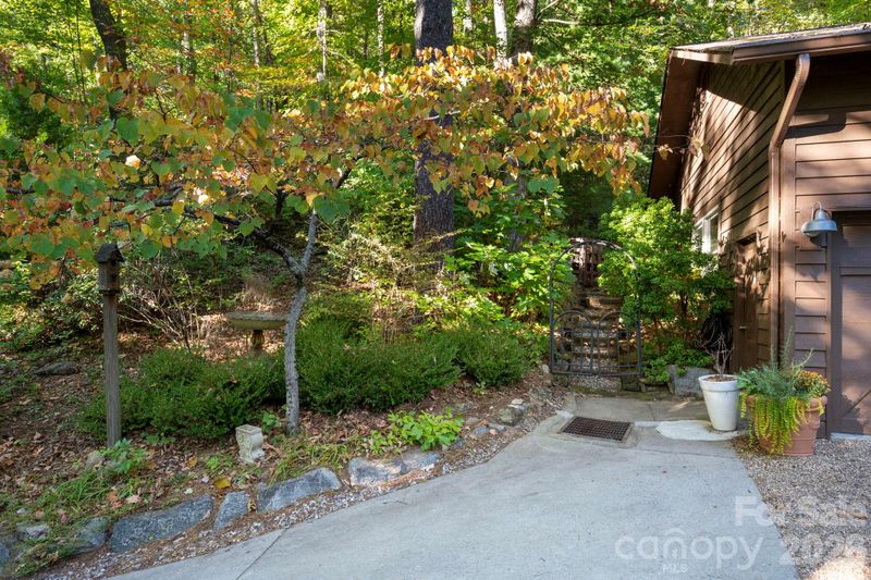 105 Southern Run Rd, Zirconia, NC 28790