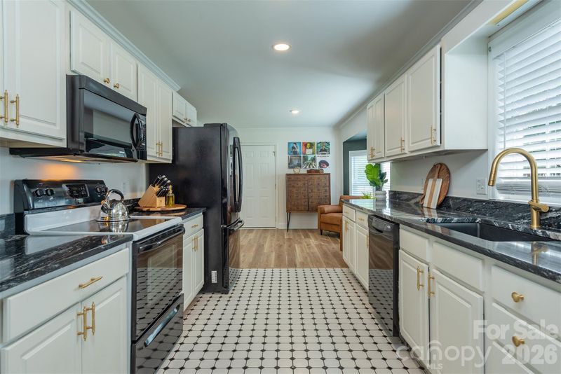 163 Justice Ridge Rd, Candler, NC 28715